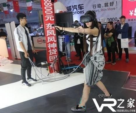 美女玩VR游戏太投入 上衣滑落全然不知.jpg