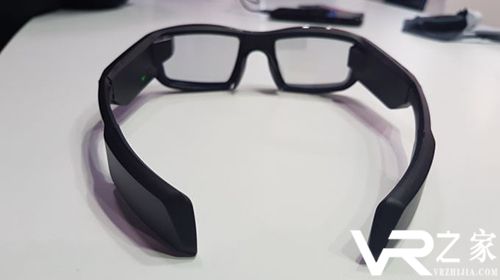 外国小哥的MWC repo：Vuzix Blade AR体验.jpg