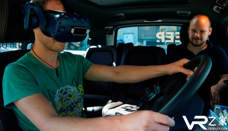 戴姆勒公司让卡车司机通过VR感受未来驾驶体验