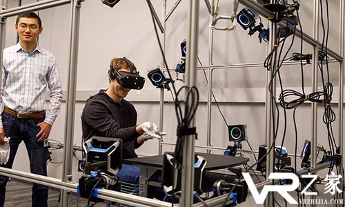 扎克伯格高调现身Oculus实验室 并大玩新设备VR手套.jpg