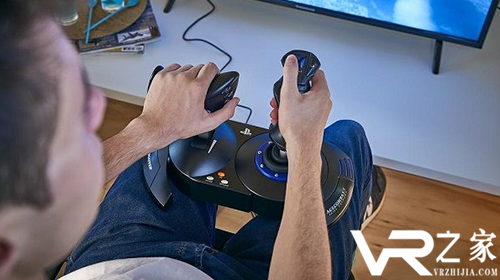 拥有一款操纵杆才能体验到在VR中驾驶战机的乐趣