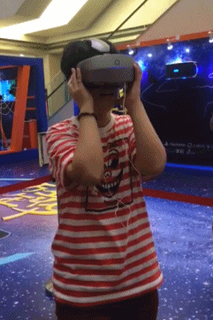 恐怖VR游戏《瞳》现场试玩 吓哭妹纸3.gif