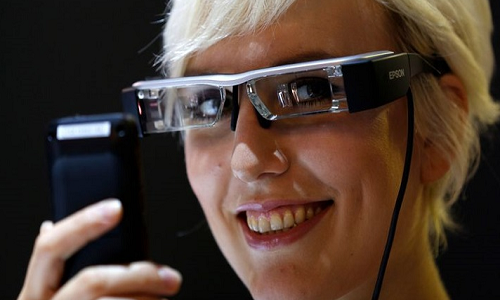 Facebook首款智能眼镜或今年推出