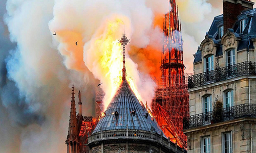 燃烧的巴黎圣母院.png